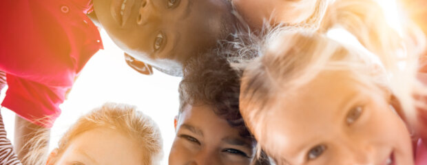 Eine Gruppe von Kindern in einem Close-Up Bild von unten fotografiert