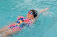 Mädchen beim Schwimmen - Öffnet große Ansicht