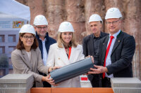 Ein Gruppenfoto der Grundsteinlegung.