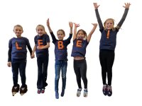 Kinder springen hoch.