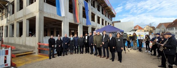 Herr Martin Wunsch, Amtschef im Staatsministerium für Unterricht und Kultus und Herr Karl-Heinz Fitz, Erster Bürgermeister der Stadt Gunzenhausen mit den Teilnehmern des Richtfests 