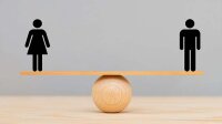 Eine männliche und weibliche Figur balancieren auf einer Waage.  - Öffnet große Ansicht