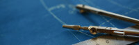 Zirkel und Lineal auf einer blauen Arbeitsunterlage.  - Öffnet große Ansicht