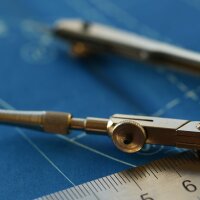 Ein Zirkel liegt auf einer Unterlage.  - Öffnet große Ansicht